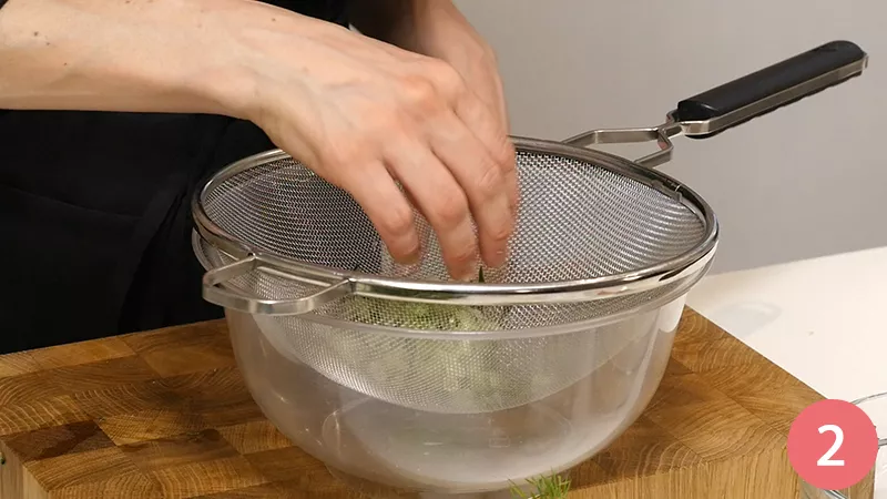 insalata-di-spinacini-con-uovo-fritto-e-salsa-tzatziki 2